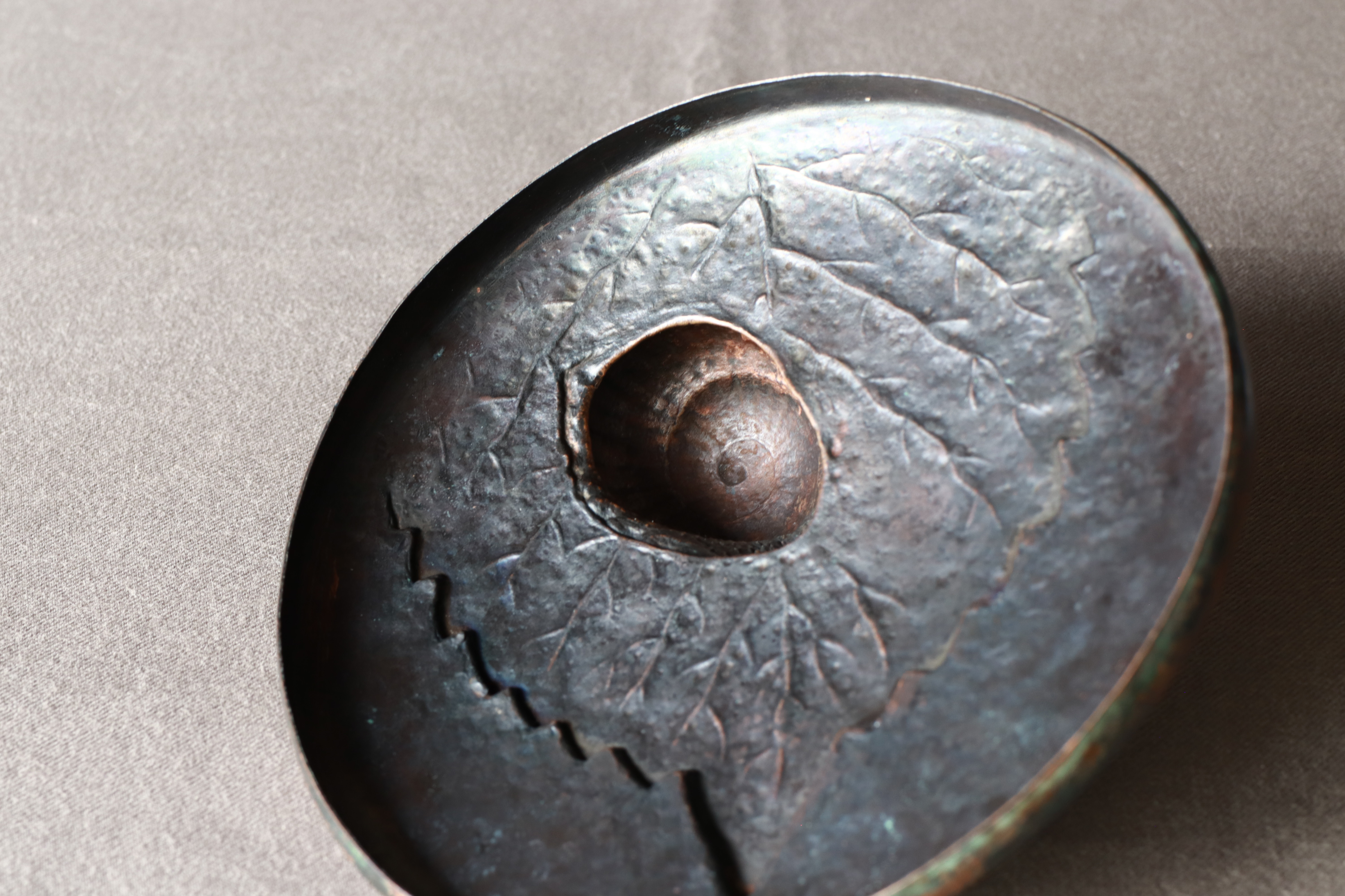 1枚打ち出し・紫陽花とカタツムリの裏：中村鎚舞作