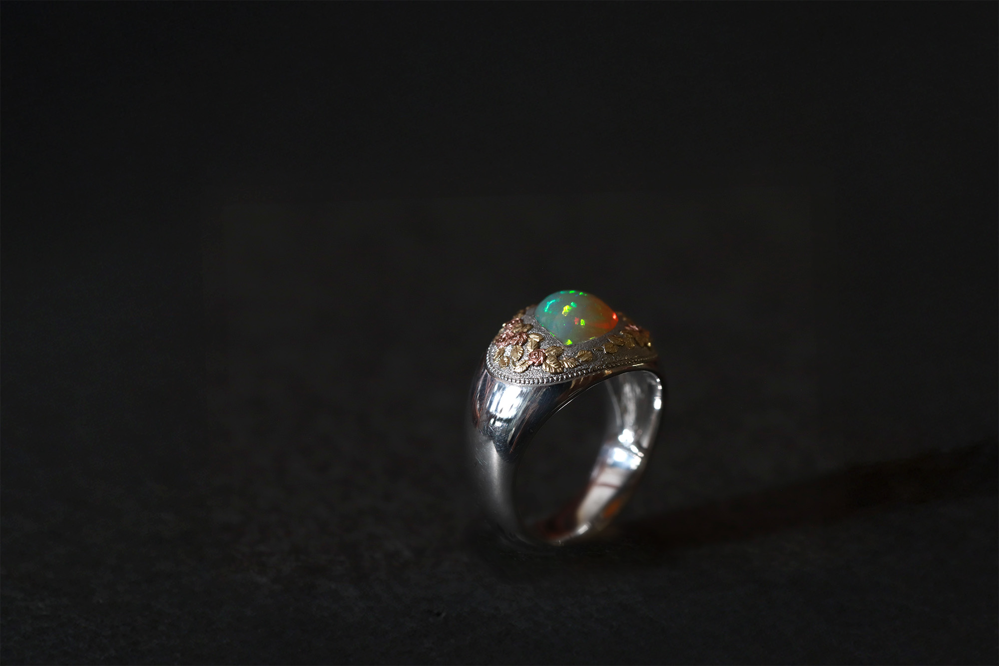 象嵌指輪・オパールとバラ：中村鎚舞作