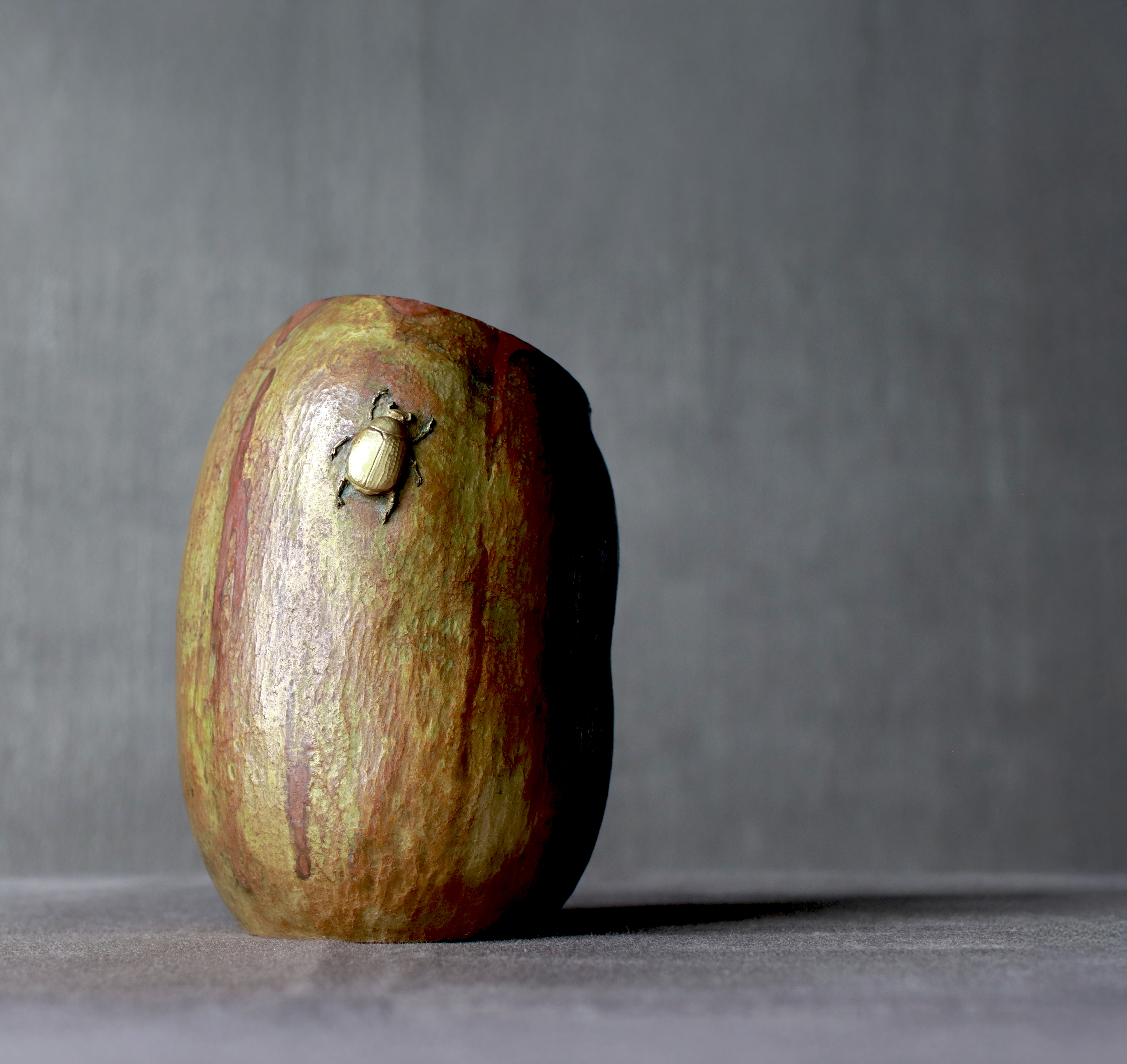 打ち出し銅花器・瓜に黄金虫